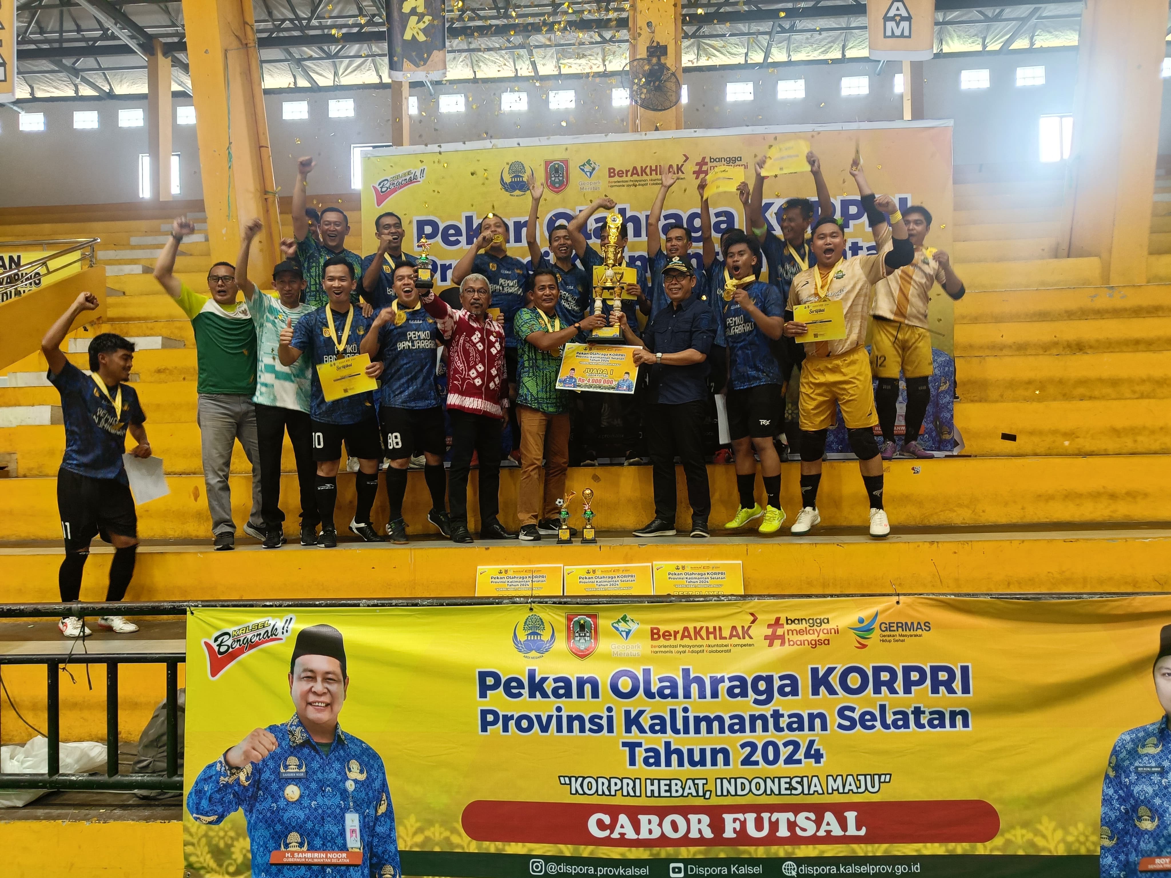 FINAL: Tim futsal Korpri Banjarbaru yang berhasil meraih medali emas di ajang Porkorpri Kalsel 2024 mengalahkan Korpri Banjarmasi di final.(M Idris Jian Sidik)