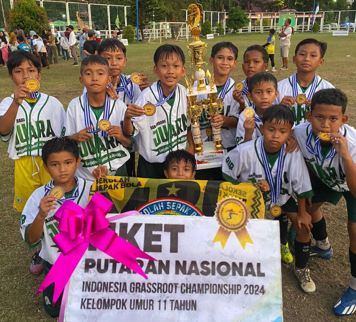 SELEBRASI:SSB MPC Mantimin menyabet gelar juara Indonesia Grassroot Championship 2024 di Lapangan dr Murjani, Banjarbaru.(Foto:Iyan untuk Radar Banjarmasin)