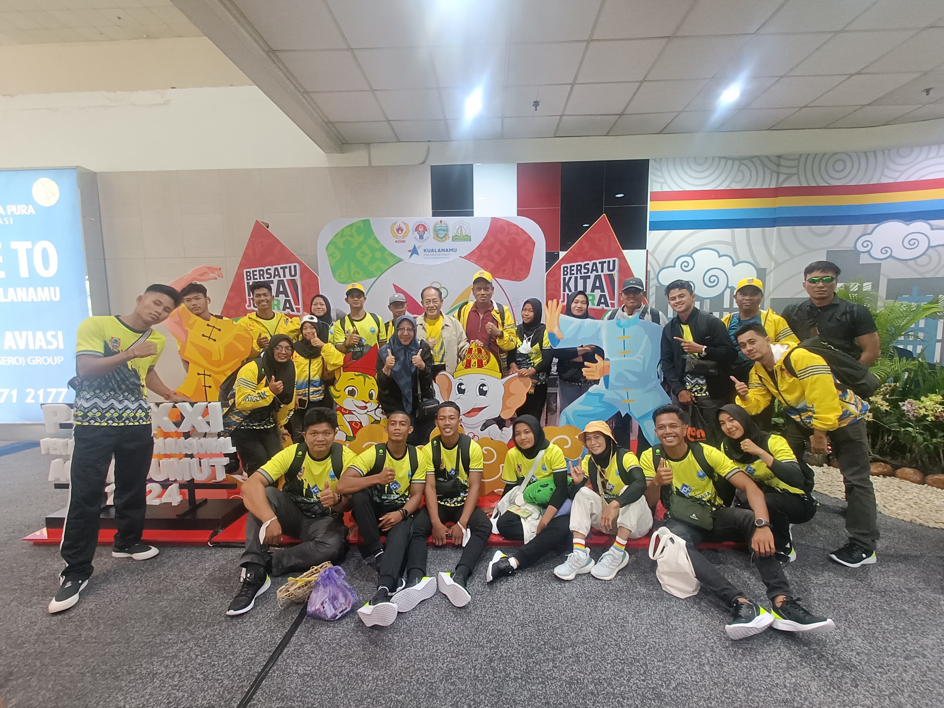 TETAP FOKUS: Para atlet, pelatih dan ofisial tim dayung Kalimantan Selatan setibanya di Bandara Internasional Kualanamu, Deli Serdang, Sumatera Utara.