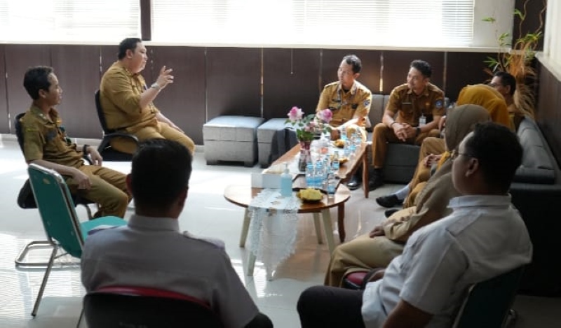 TERTARIK : Direktur RSUD Hadji Boejasin Pelaihari drg Budi Rukhiyat menerima kunjungan Manajemen RSUD Hasan Basry