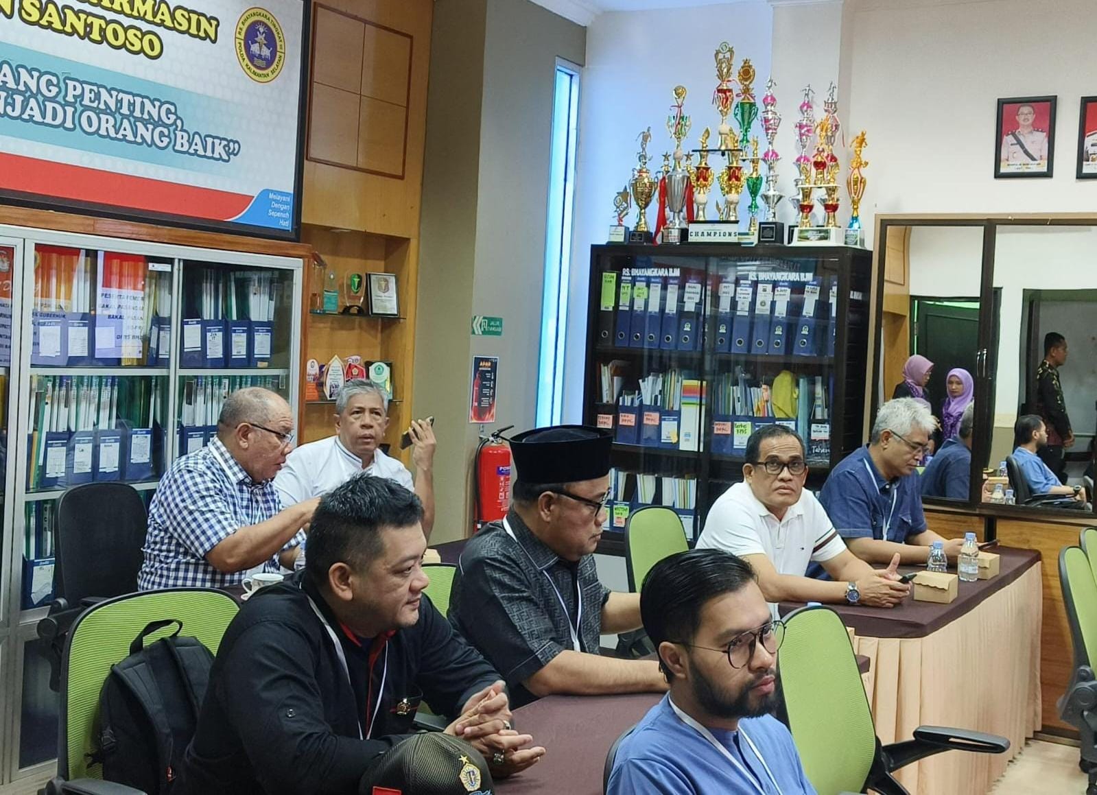 CEK KESEHATAN: Tiga paslon calon peserta Pilkada HSU jalani Medical Cek Up di RS Bhayangkara Kota Banjarmasin. (Foto: Bawaslu HSU/Radar Banjarmasin)