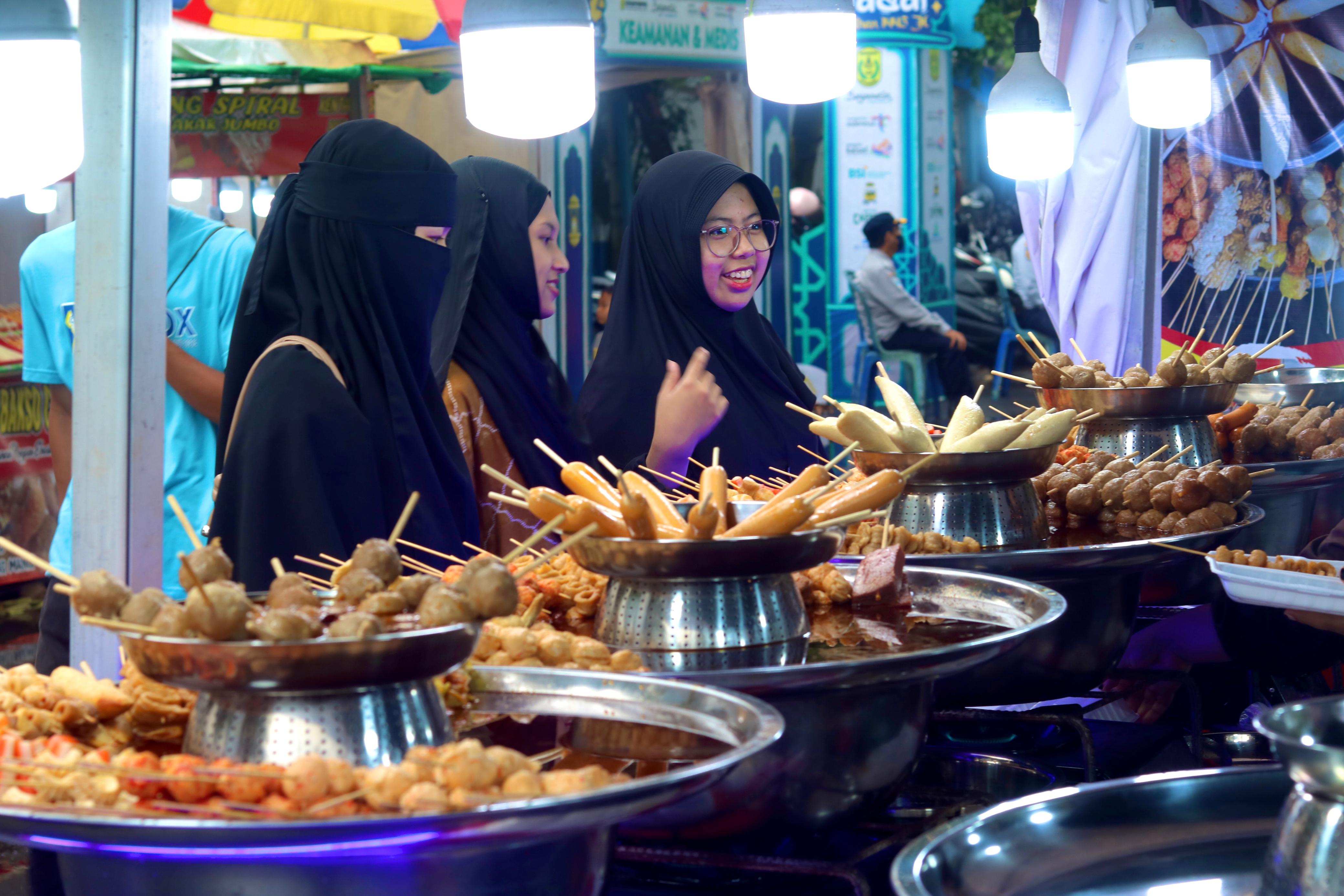BANYAK PILIHAN: Para pembeli tengah memilih varian street food. (Tia Lalita Novitri/Radar Banjarmasin)