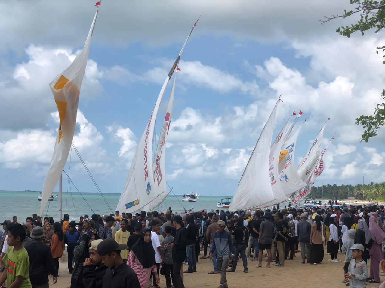 RAMAI:Masyarakat pesisir menyaksikan Lomba Katir Race di Desa Teluk Aru Kotabaru, Minggu (1/9/2024).(Foto:Jumain/ Radar Banjarmasin)