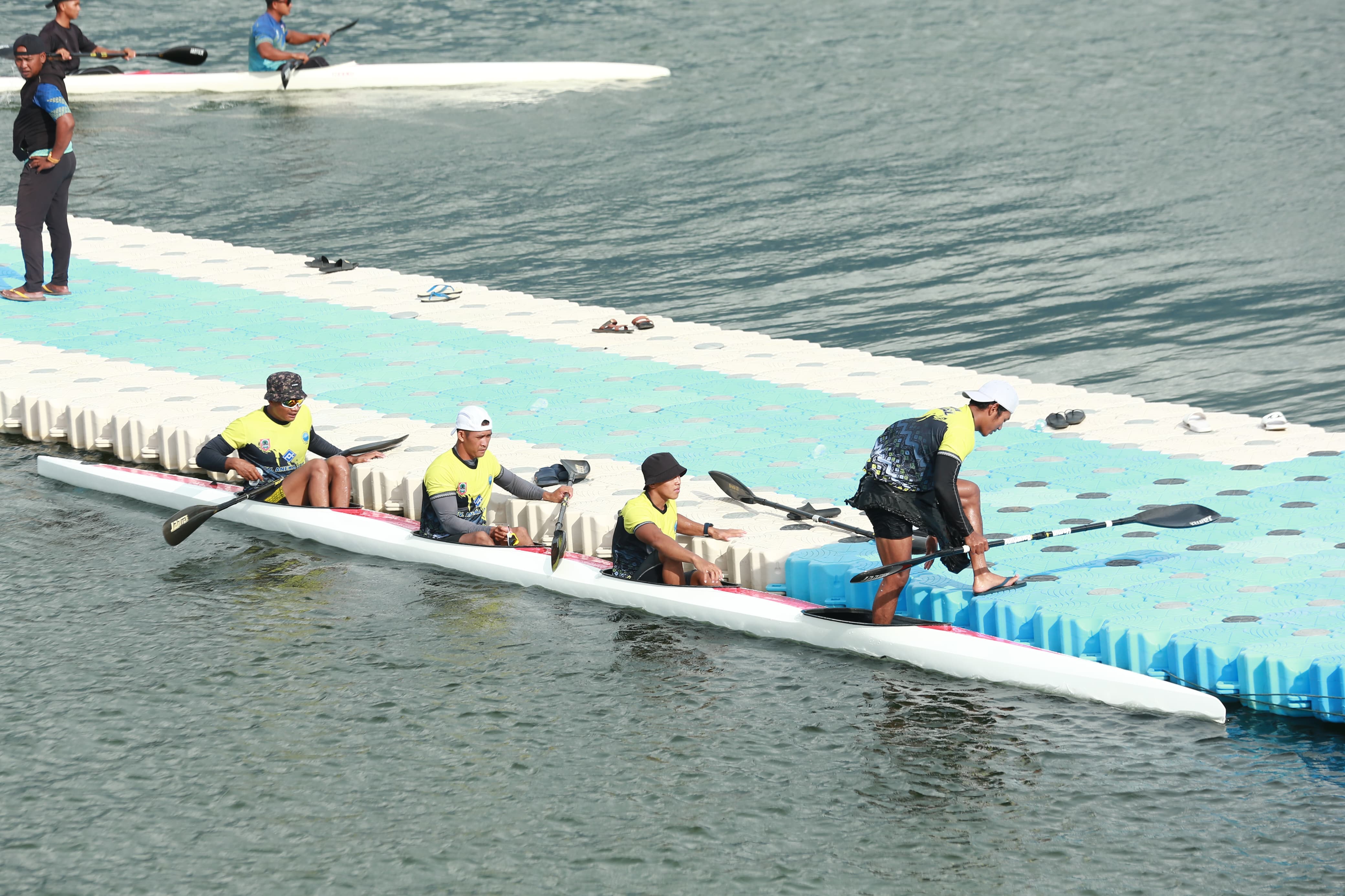 LATIHAN: Tim dayung Kalimantan Selatan saat menjalani latihan di Bendungan Keuliling, Aceh Besar.(M Idris Jian Sidik)