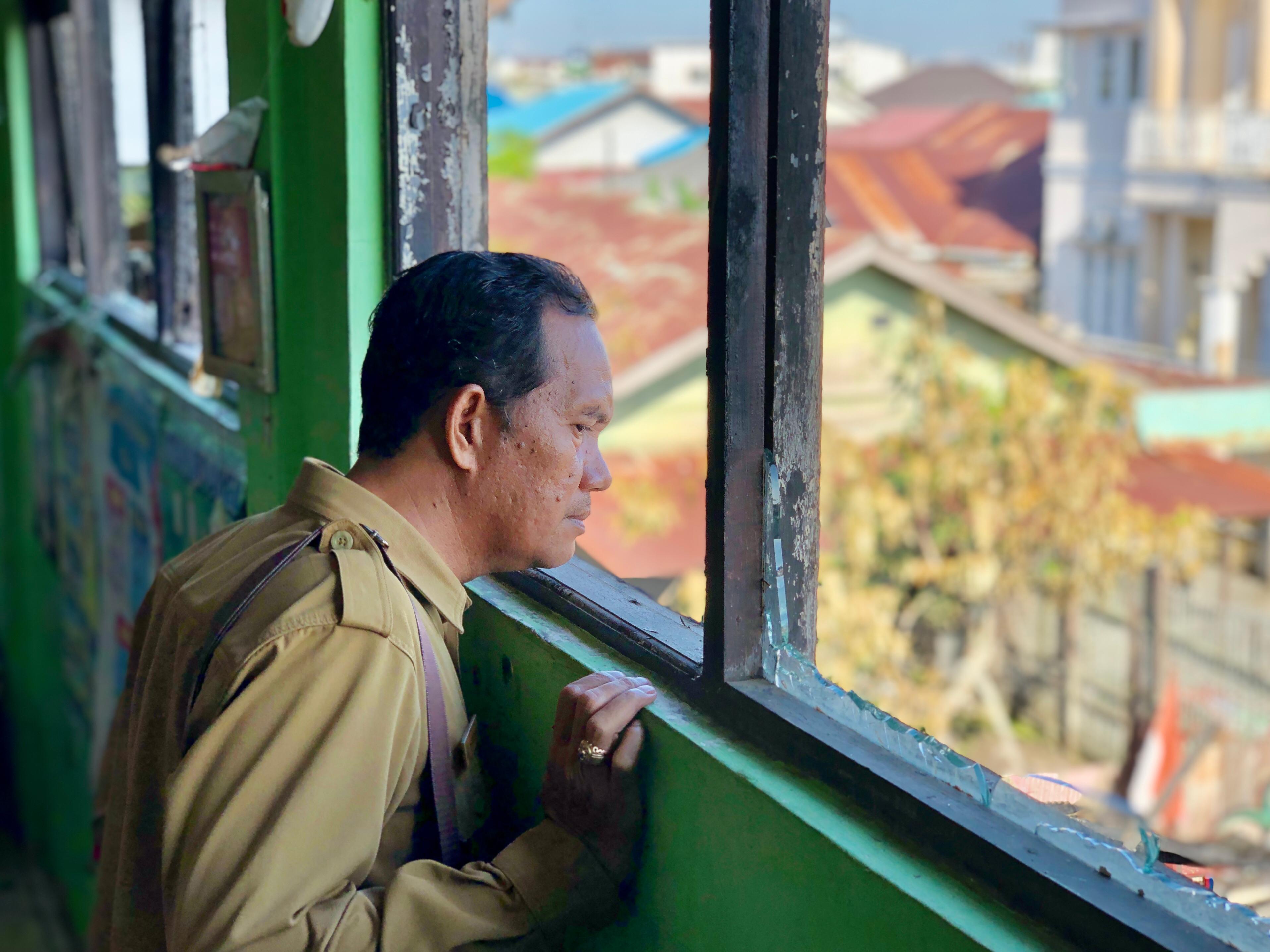 MENINJAU: Disdik Kota Banjarmasin meninjau kerusakan SDN Kebun Bunga 9 pasca kebakaran, Senin (2/9) pagi. (TIA LALITA NOVITRI/RADAR BANJARMASIN)