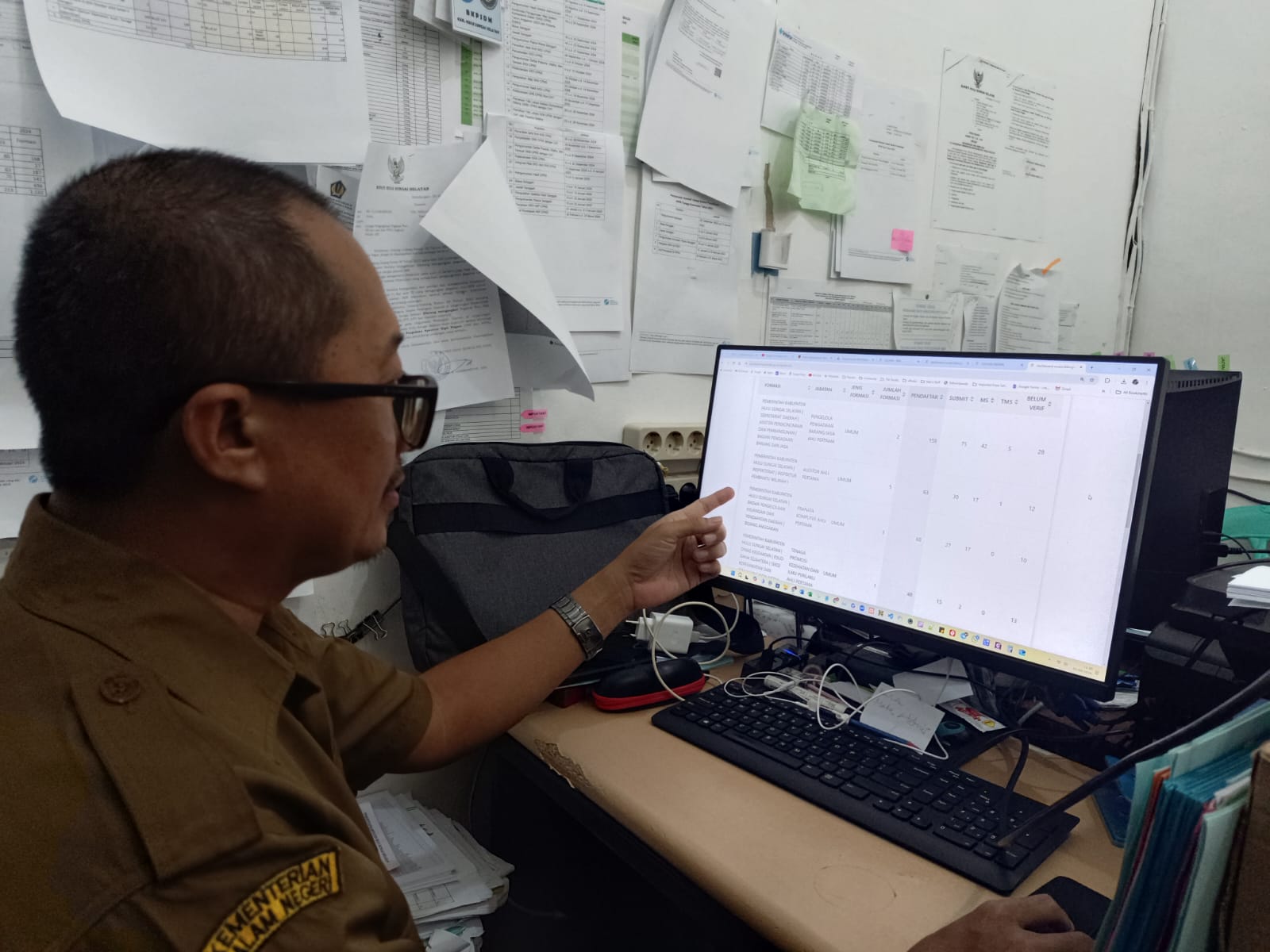 ADMINISTRASI:Pengelola Simpeg BKPSDM Kabupaten HSS, Hidayatullah menunjukkan data pendaftaran CPNS 2024.(Foto:Salahudin/Radar Banjarmasin)
