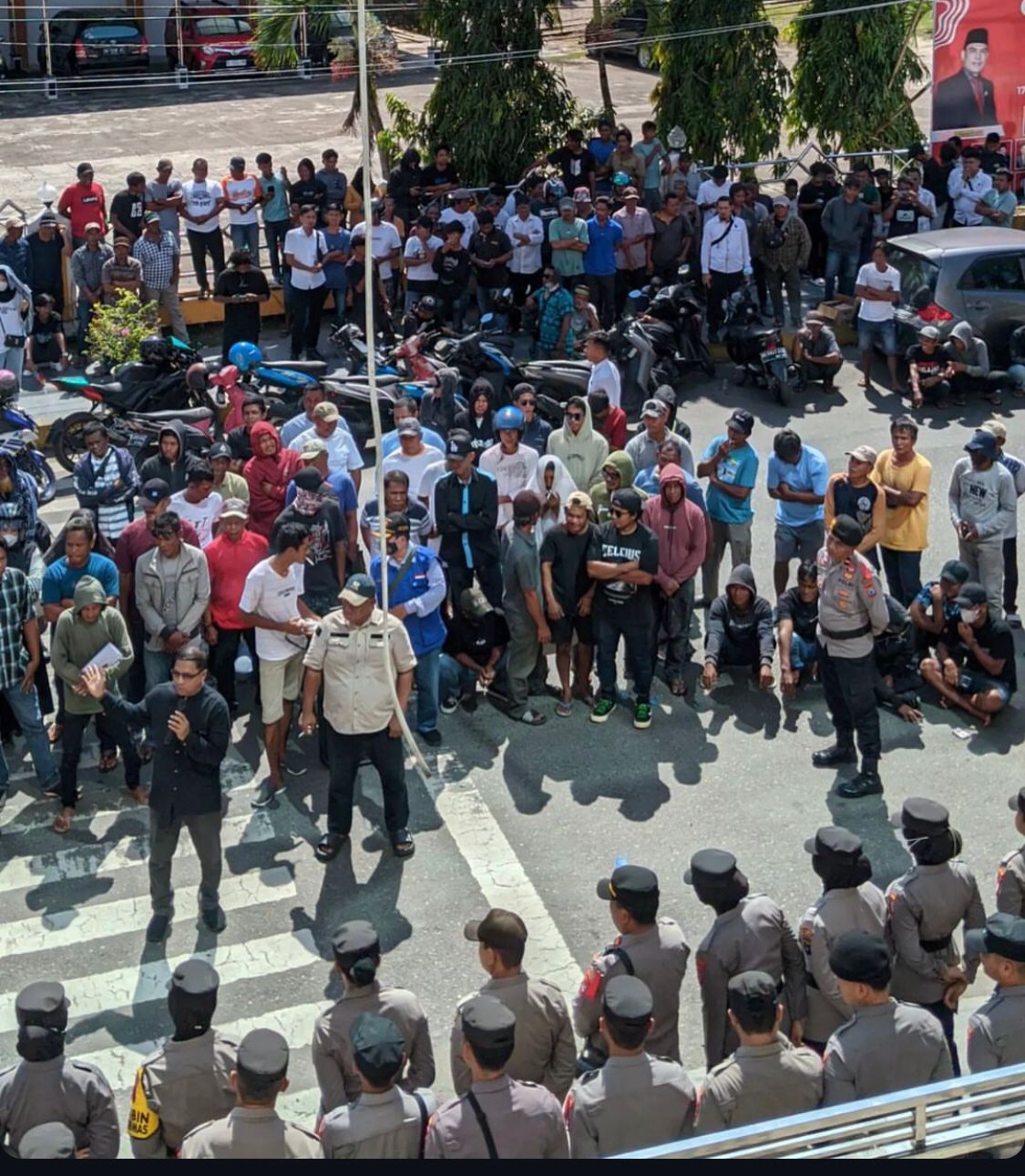 DEMO:Ratusan nelayan mendengarkan orasi Usman Pahero, Kepala Desa Hilir Muara di depan DPRD Kotabaru, Senin (2/9/2024).(Foto:Jumain/Radar Banjarmasin)