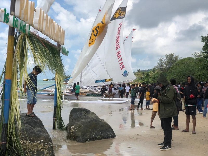 RAMAI: Masyarakat pesisir menyaksikan finis Lomba Katir Race di Desa Teluk Aru Kotabaru.