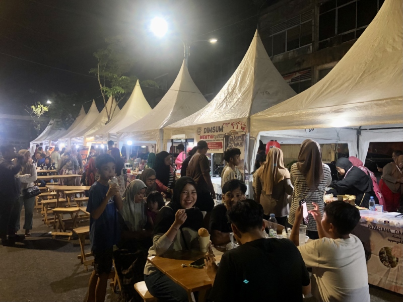 TAWA CERIA: Pengunjung menikmati jajanan di Baiman Street Food Festival 2024, Pasar Sudimampir, Minggu (1/9) malam.