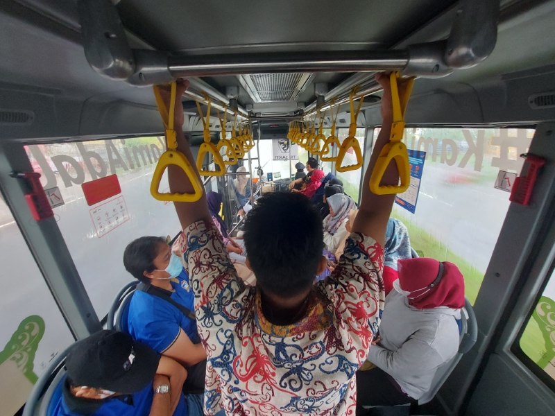 NAIK BUS: Suasana penumpang dalam Bus Trans Banjarbakula yang beroperasi sampai ke Antasan Senor atau Pondok Pesantren Darussalam, Martapura.