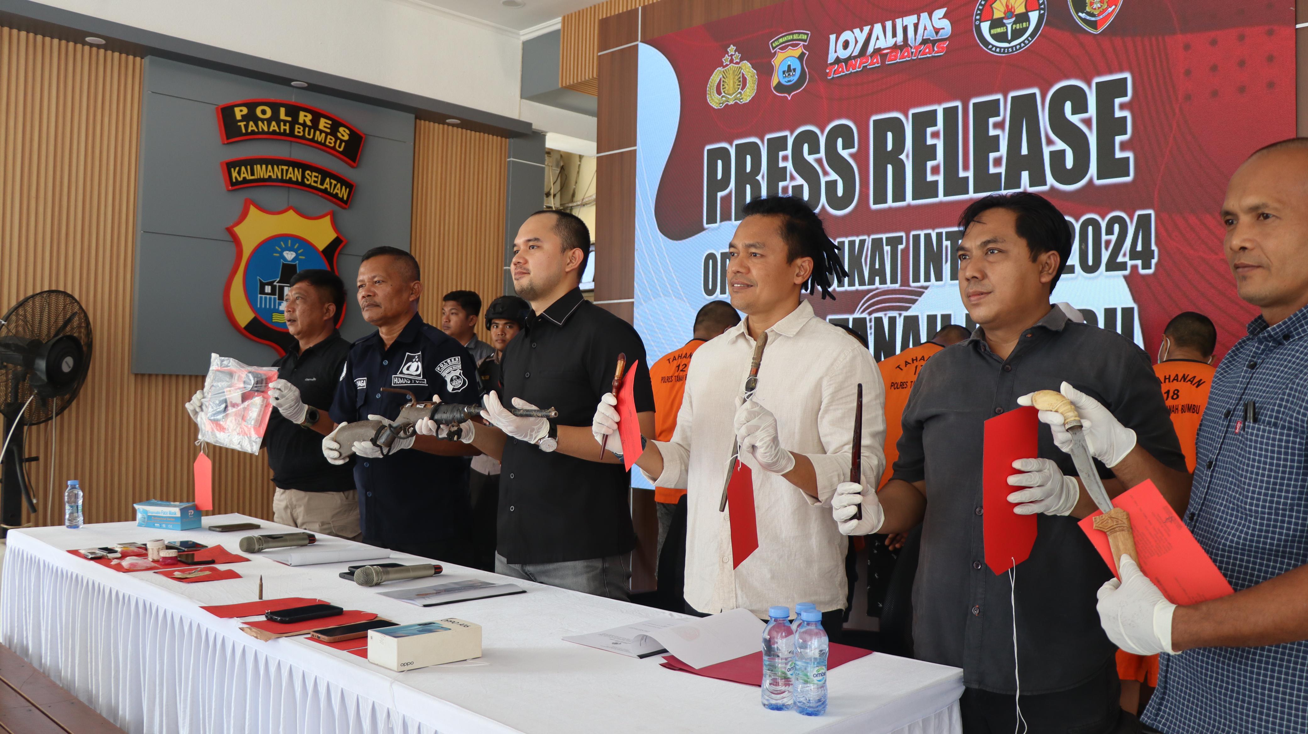 UNGKAP PERKARA: Polres Tanah Bumbu ungkap hasil tangkapan Operasi Sikat Intan II 2024, Selasa (3/9/2024). (Foto: Polres Tanah Bumbu untuk Radar Banjarmasin)