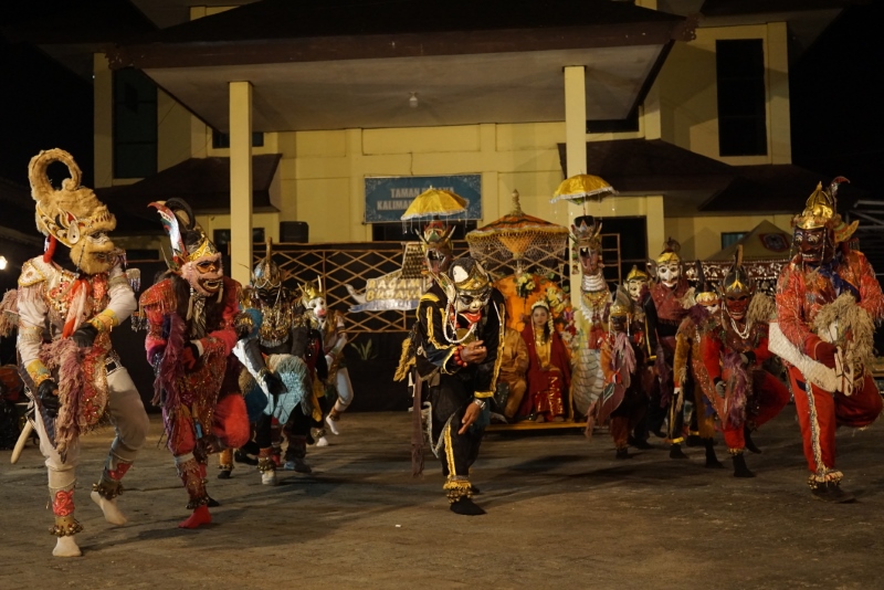PENAMPILAN: Wayang Topeng Carita yang baru mendapatkan status Warisan Budaya Tak Benda (WBTB).