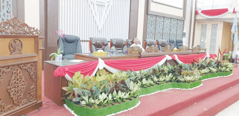 PERSIAPAN MATANG: Setwan DPRD Banjar menyiapkan Ruang Paripurna Lantai 2 dan 3 untuk keperluan pelantikan hari ini.