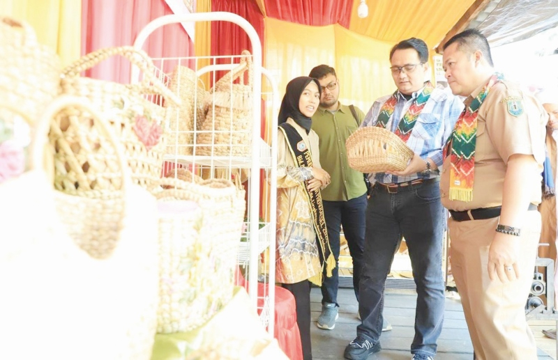 PENILAIAN: Ratu Salwa, remaja HSU ini mewakili Provinsi Kalimantan Selatan di ajang lomba pemuda pelopor tingkat nasional.