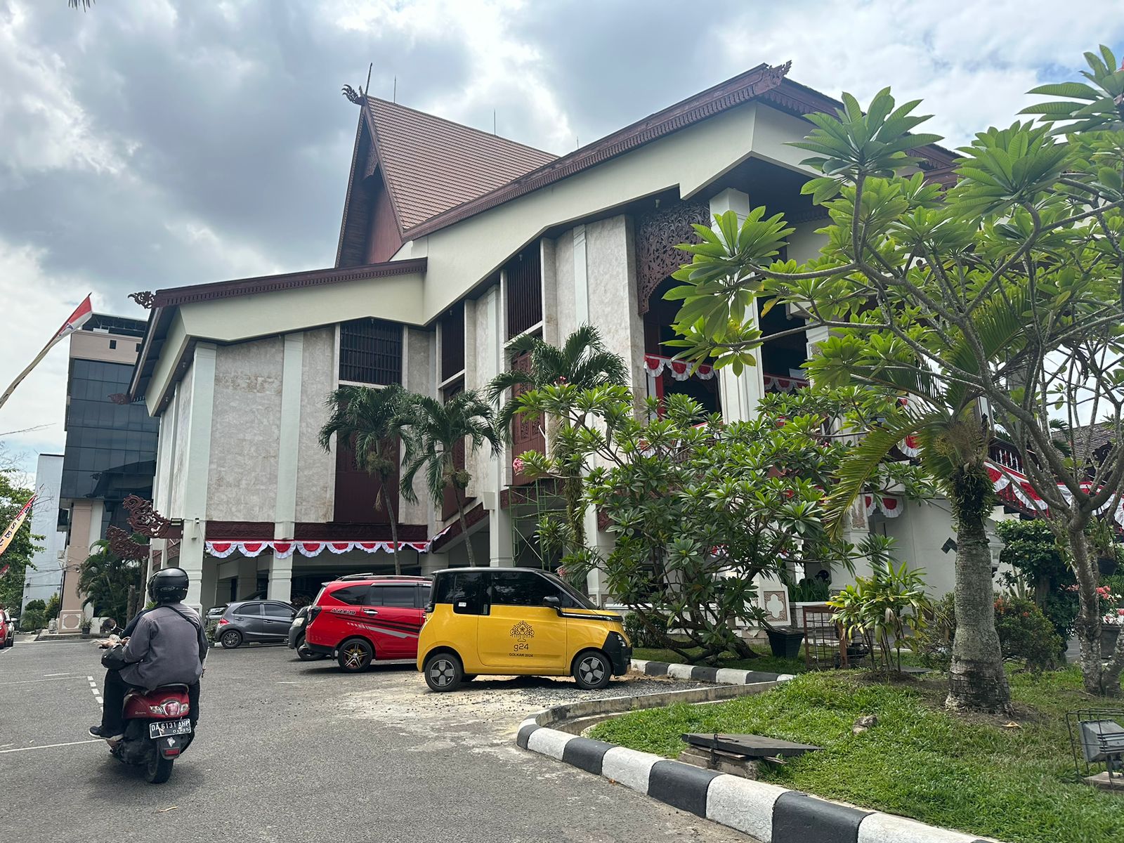 RUMAH BANJAR:Sekretariat DPRD Kalsel sudah bersiap jelang pelantikan Anggota DPRD Kalsel Periode 2024-2029, Senin (9/9/2024).(Foto:Muhammad Oscar Fraby/Radar Banjarmasin)