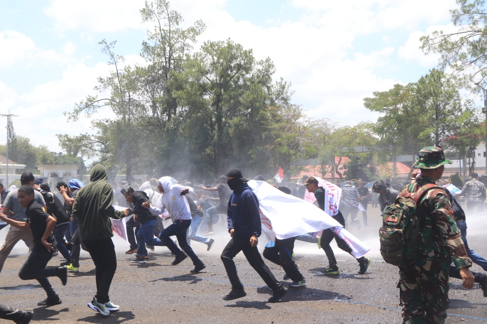RICUH:Simulasi penguraian massa pada Pra LKO Kodam VI Mulawarman di Kota Banjarbaru, Rabu (4/9/2024).(Foto:Fadlan Zakiri/Radar Banjarmasin)