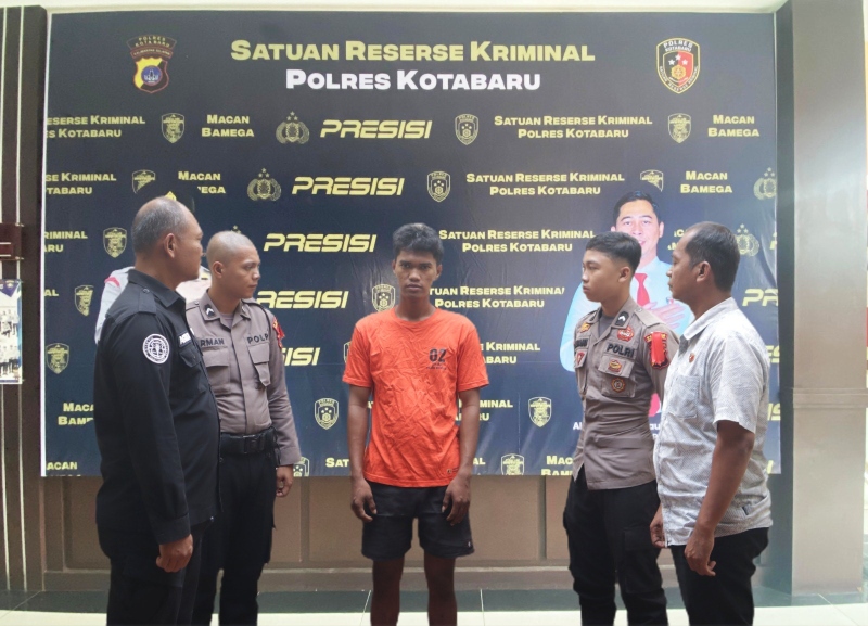 DITAHAN: SY (20), warga Desa Hilir Muara yang ditangkap karena memukul orang yang menuduhnya maling.