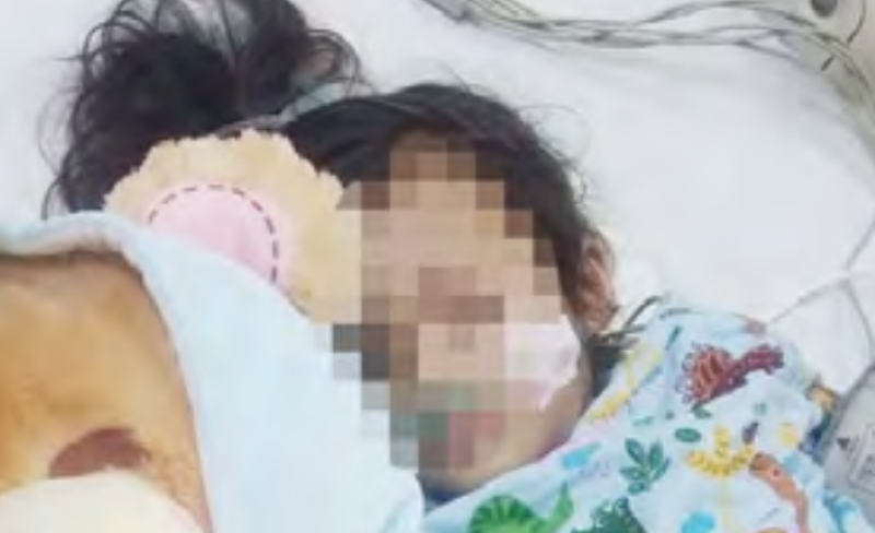DIRAWAT: Zahra Rumaisa (4) saat mendapat perawatan di rumah sakit.