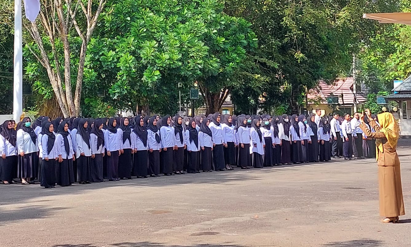 BERBARIS: Alokasi kebutuhan jabatan CPNS di Pemerintahan Kabupaten HST hanya 150 orang. (Jamaluddin/Radar Banjarmasin)