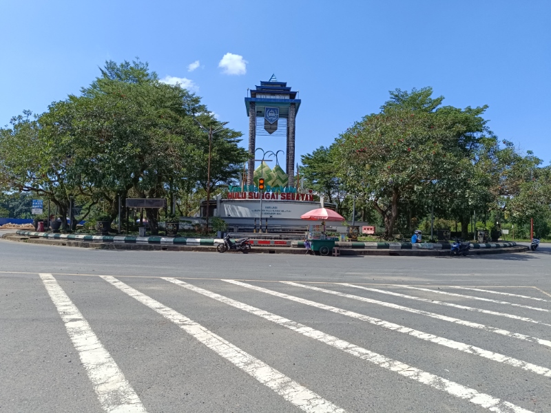 SEJAK 2011: Tugu Bundaran Hari Jadi di Desa Hamalau, Kecamatan Sungai Raya.