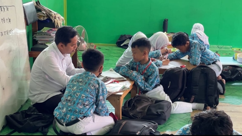 BERPINDAH-PINDAH: Proses belajar mengajar di SDN Mawar 7 Banjarmasin pindah ke musala sekolah. Sebelumnya mereka belajar di halaman di bawah tenda darurat.
