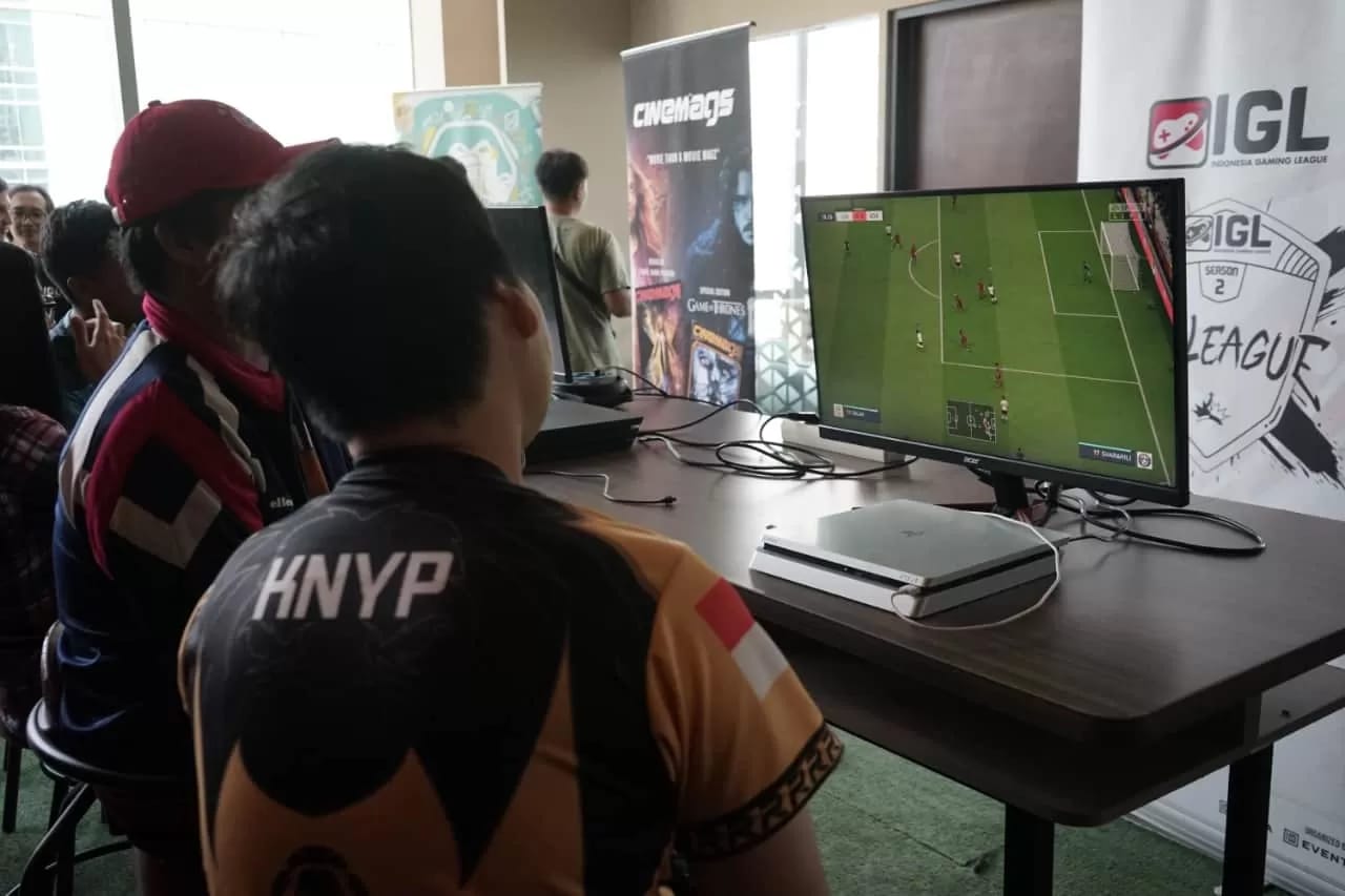 FOKUS:Gamer sedang memainkan Efootball di konsol PS4.(foto:Jawapos.com)