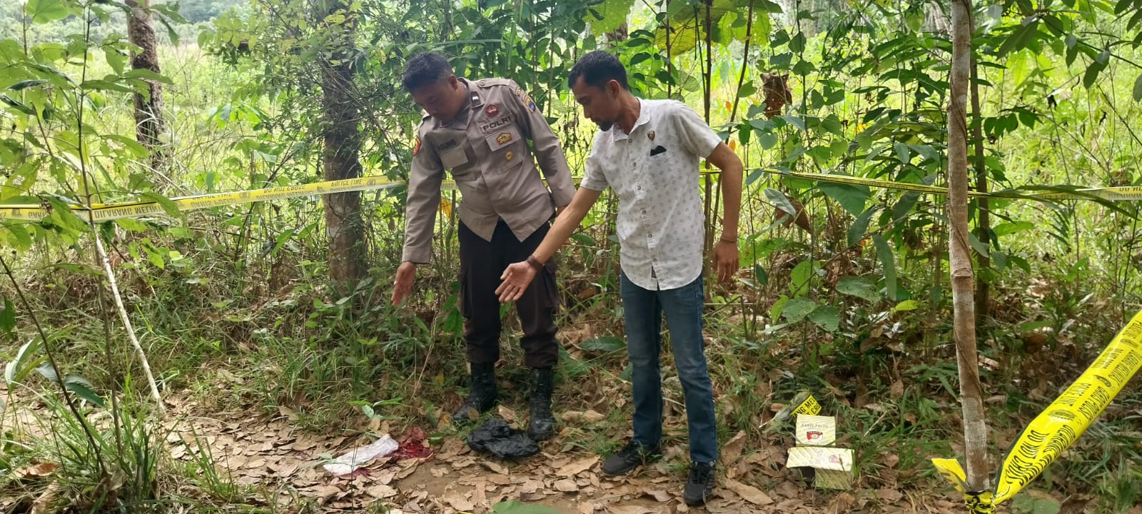 OLAH TKP: Polisi sedang memasang garis polisi dan melakukan olah TKP di lokasi kejadian.