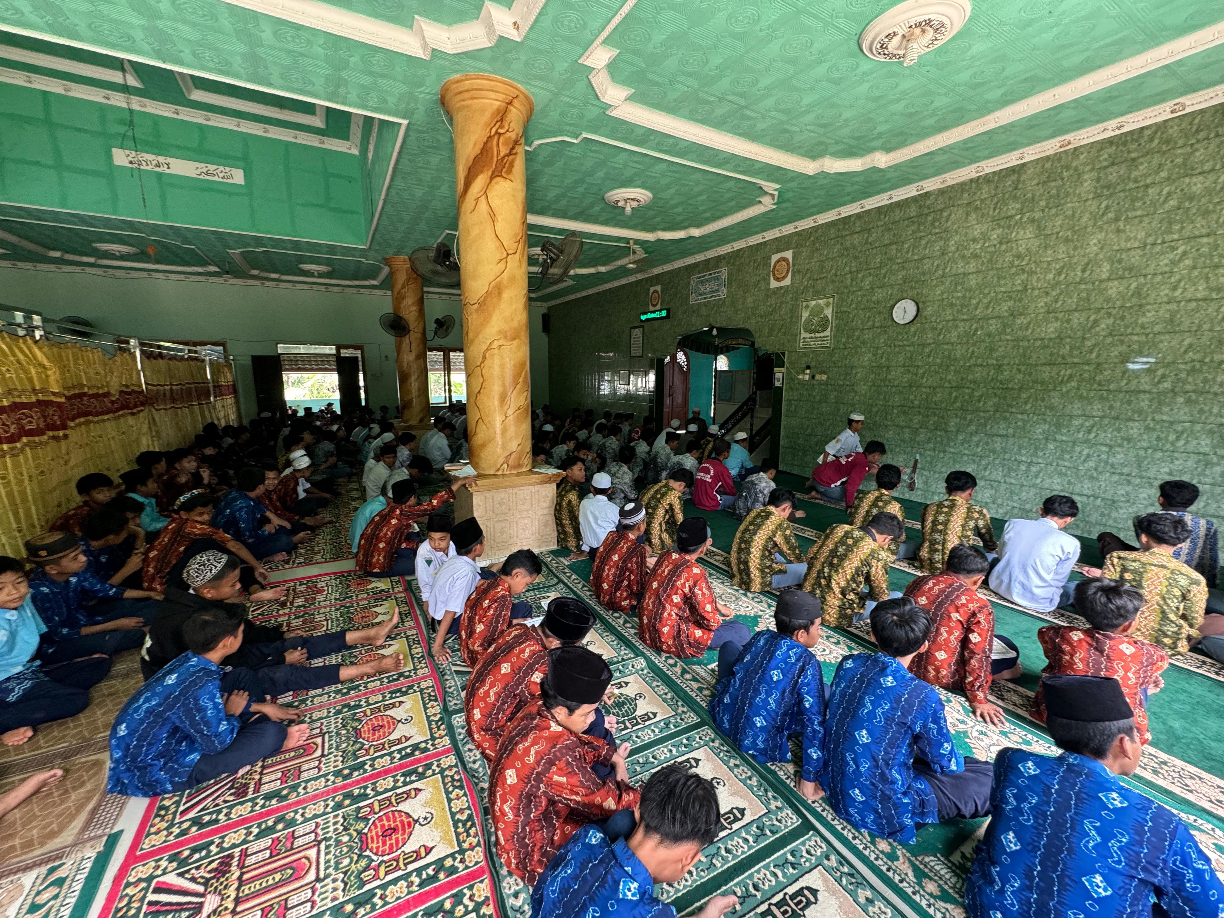 KHUSUK: Pelajar Madrasah Aliyah Darussalam Awayan mengikuti amalan tolak bala Arba mustamir di Masjid Darul Abrar Awayan.