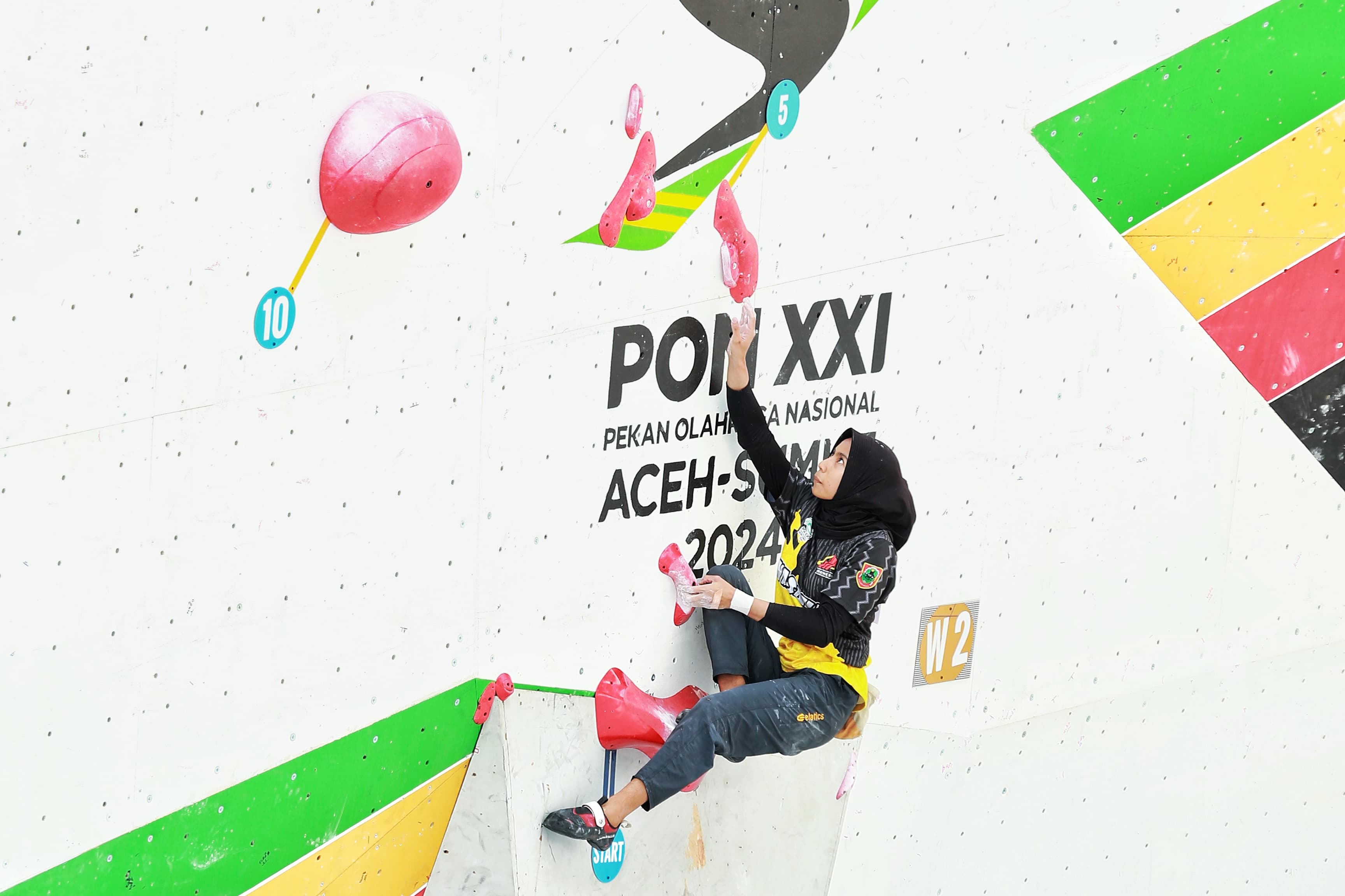 PEMANJAT: Aksi salah satu pemanjat putri di ajang PON XXI Aceh-Sumut yang berlangsung di Venue Panjat Tebing kawasan Stadion Harapan Bangsa, Banda Aceh, Kamis (5/9).