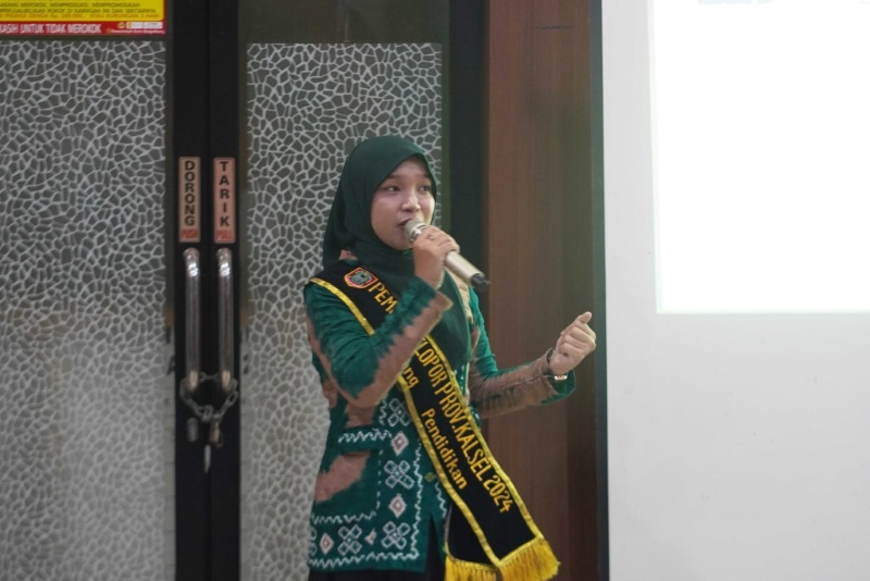 PEMAPARAN: Pemuda Pelopor Anandyta Amalia saat menyampaikan gagasannya terkait Anti Bullying.