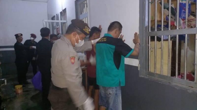 GELEDAH: Petugas gabungan menggeledah dan memeriksa warga binaan Lapas Kelas IIB Banjarbaru, Rabu (4/9) malam.