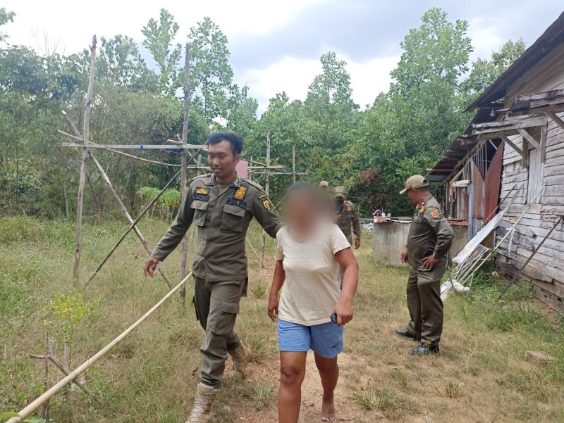 DIAMANKAN: Satpol PP Banjarbaru saat mengamankan PSK di eks lokalisasi Batu Besi, Rabu (4/9)