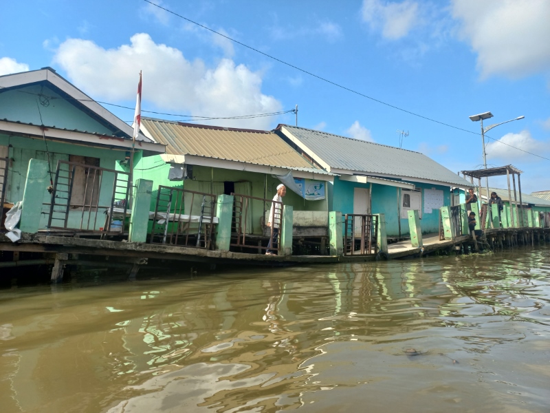 BERBAHAYA: Tiang pondasi titian yang patah menyebabkan akses Kampung Hijau ini kerap tenggelam ketika Sungai Martapura sedang pasang. Foto diambil Kamis (5/9).
