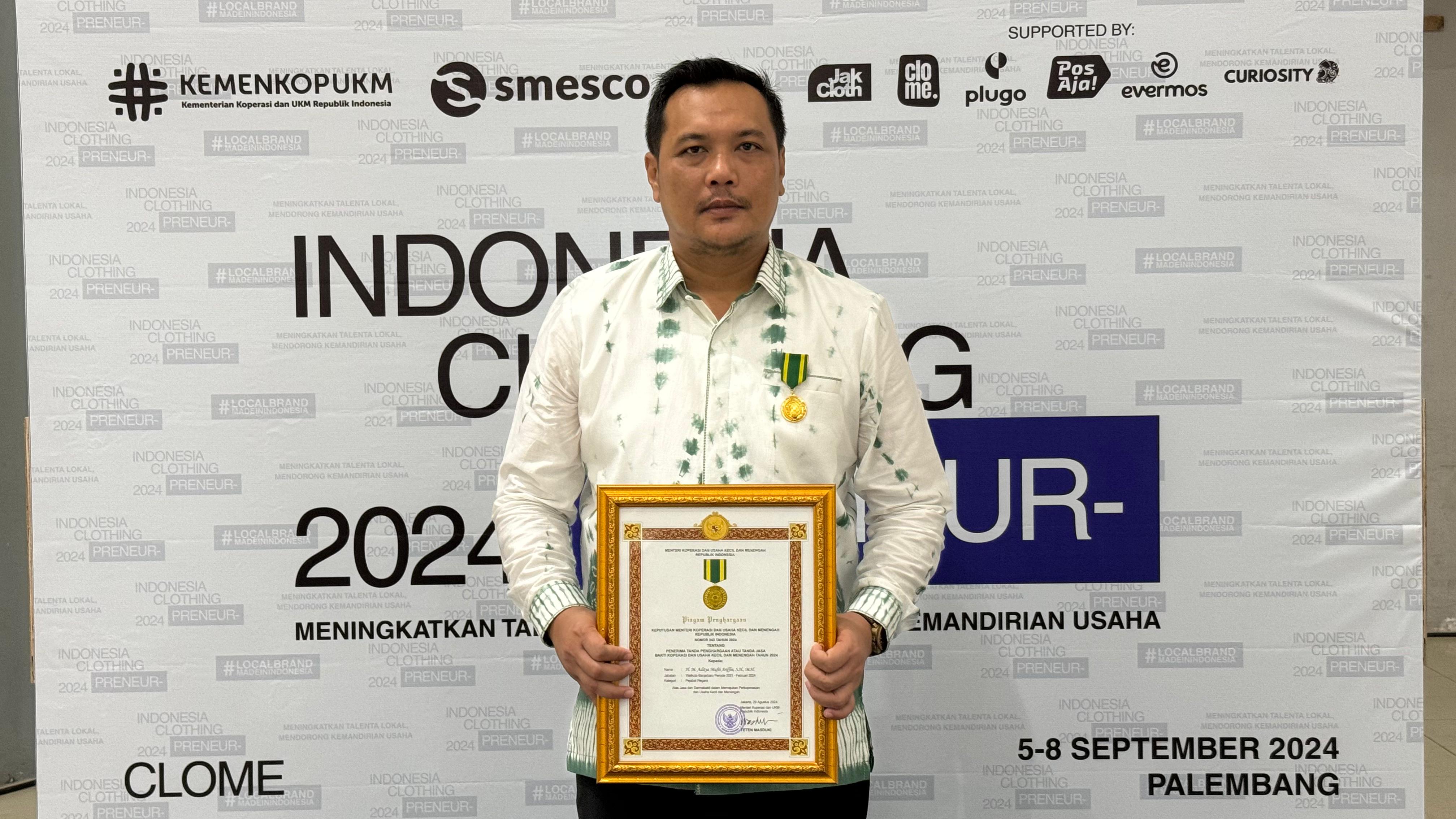 MENERIMA: Aditya Mufti Ariffin saat menerima langsung penghargaan Jasa Bakti Koperasi dan Usaha Kecil dan Menengah Kategori Pejabat Negara (MC Banjarbaru Untuk Radar Banjarmasin)