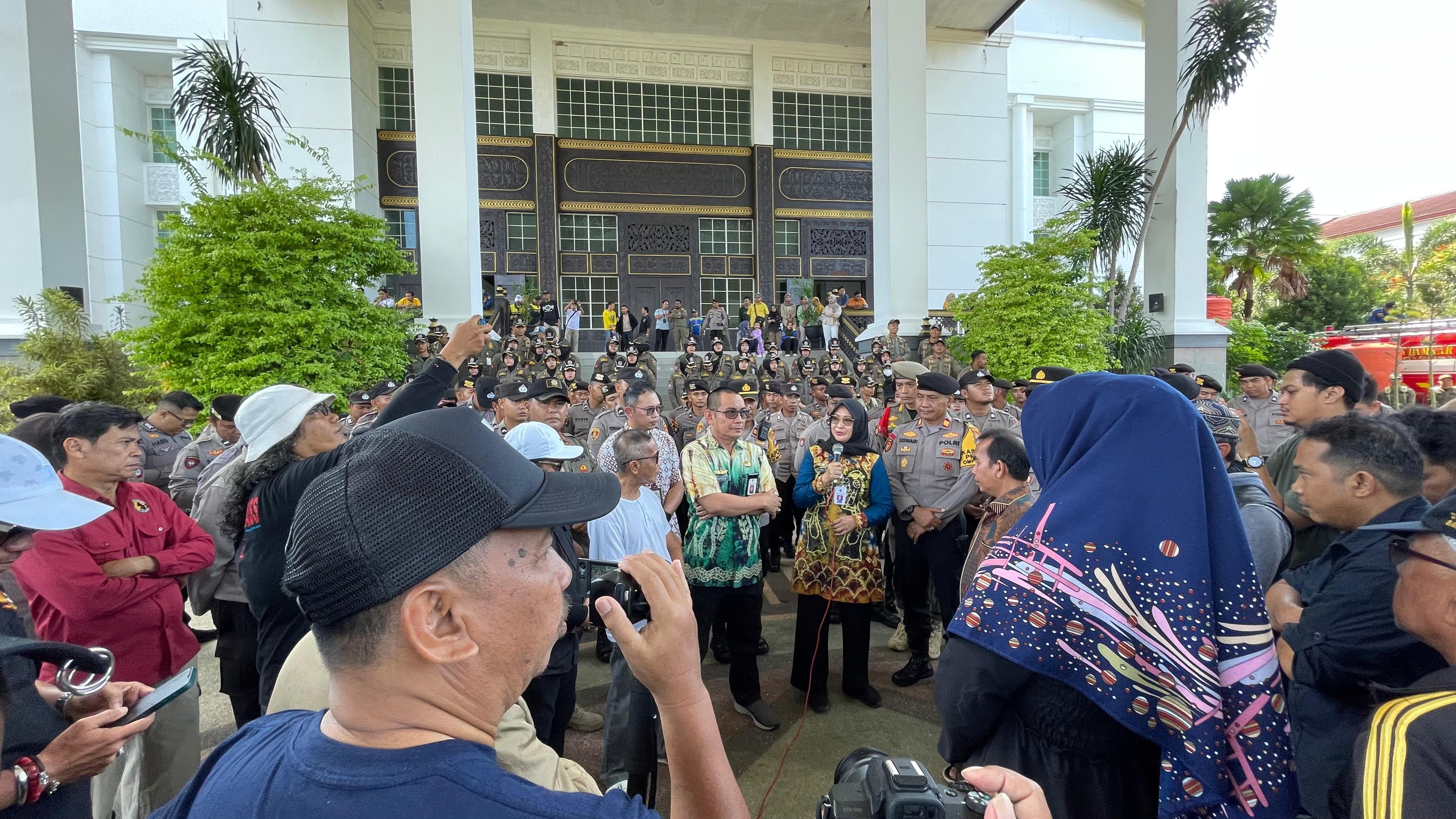 BELA GURU:Puluhan massa demonstransi di depan Kantor Gubernur Kalsel di Banjarbaru, desak Kadisdikbud Kalsel dicopot, Jumat (6/9/2024).(Foto:Sheilla Farazela/Radar Banjarmasin)