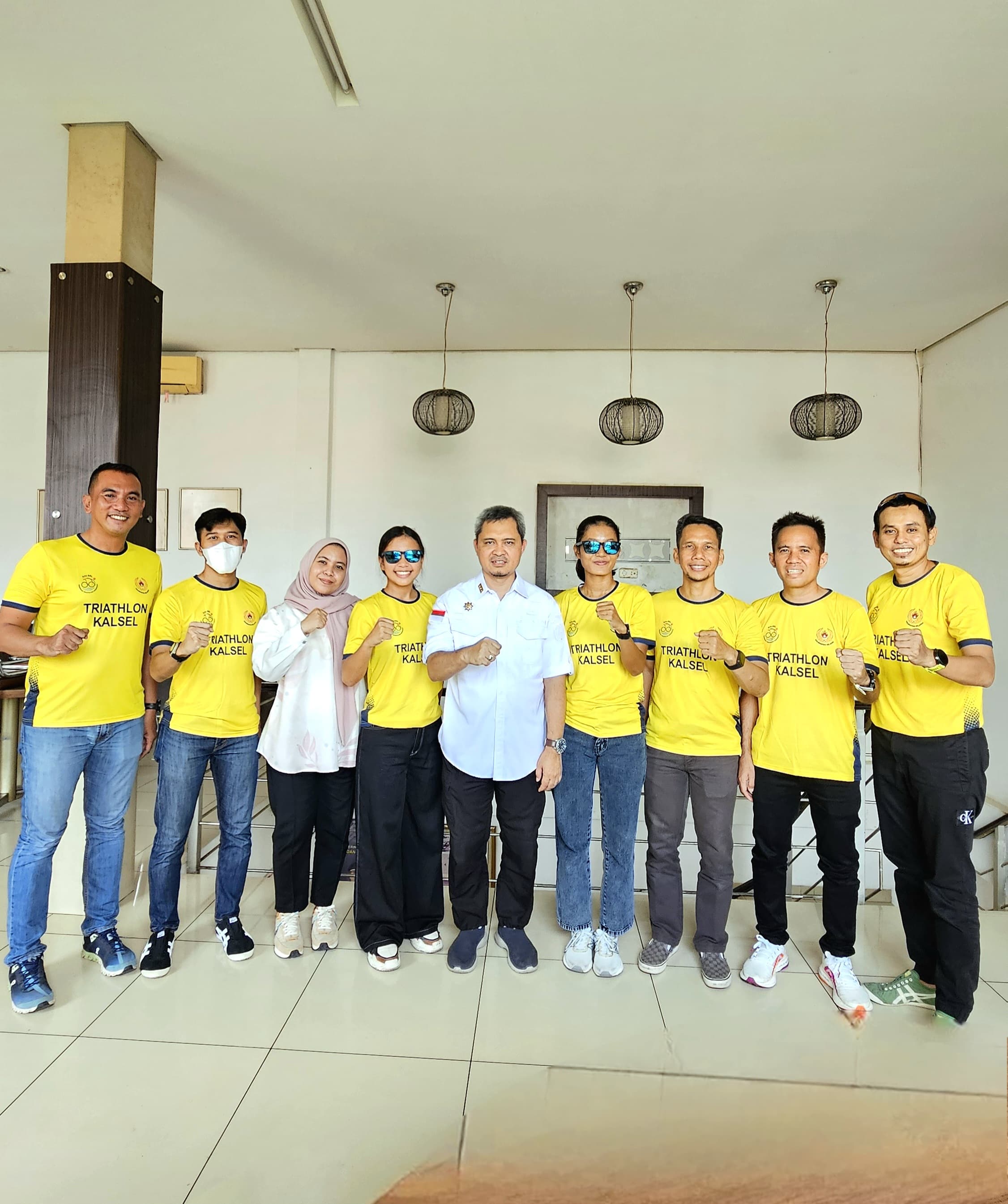 BERANGKAT: Ketua FTI Kalsel, Budiono melepas kontingen triathlon yang akan berlaga di PON XXI 2024 Aceh-Sumut.(Foto: FTI Kalsel untuk Radar Banjarmasin)