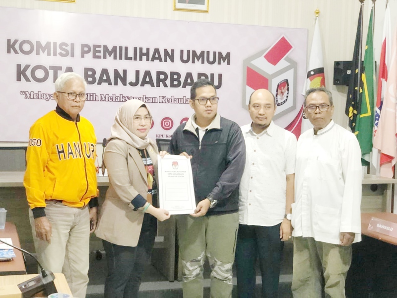 PENYERAHAN: KPU Banjarbaru menyerahkan berita acara penelitian berkas pendaftaran pasangan calon kepada perwakilan tim paslon.