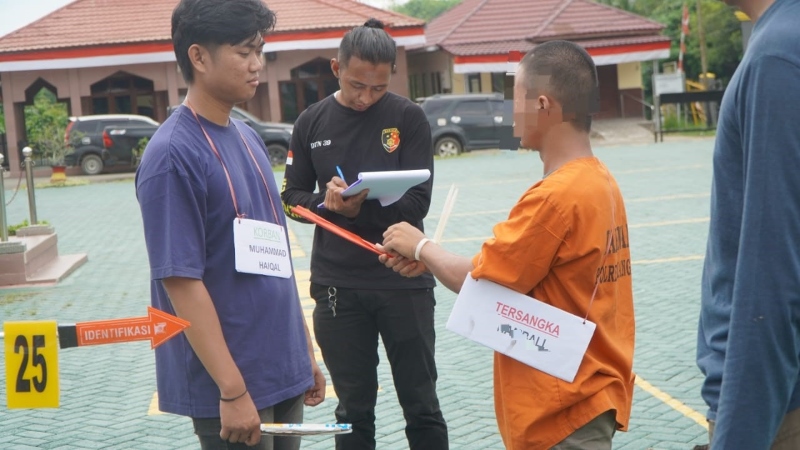 26 ADEGAN: HA (21), tersangka kasus pembunuhan di Awayan pada bulan April lalu memperagakan 26 adegan.