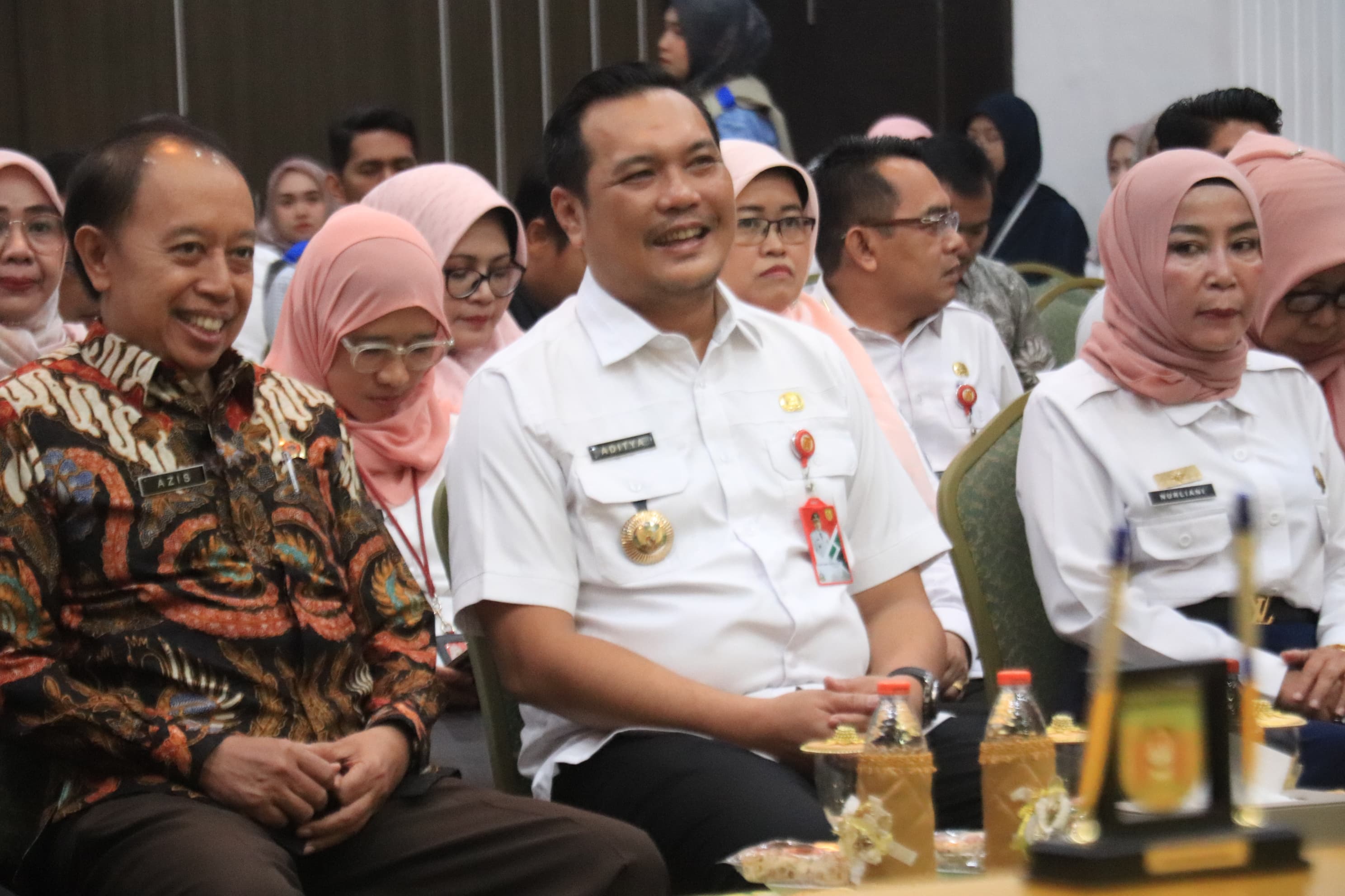 MOMEN: Pj Sekda Banjarbaru Nurliani Dardie (kanan) saat bersama Wali Kota Banjarbaru HM Aditya Mufti Ariffin (tengah) dalam sebuah agenda Pemko Banjarbaru.(NURLIANIE UNTUK RADAR BANJARMASIN)