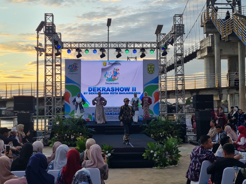 FASHION SHOW: Dekrashow II di kawasan Jembatan Gantung Pulau Bromo, Banjarmasin Selatan, akhir pekan kemarin (7/9).