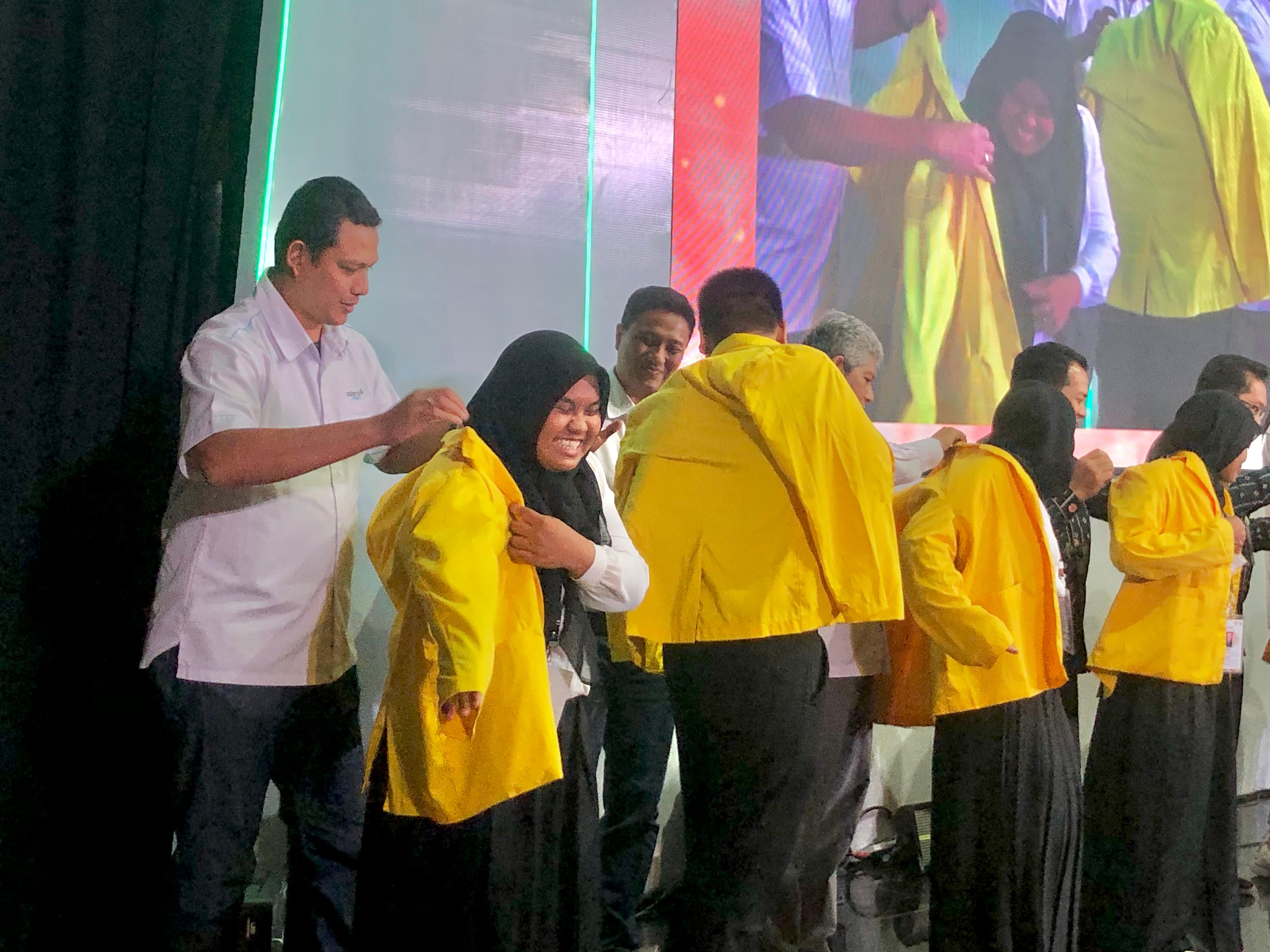 ALMAMATER: Momen pemasangan almamater ULM secara simbolis oleh YABN kepada beberapa mahasiswa terpilih.