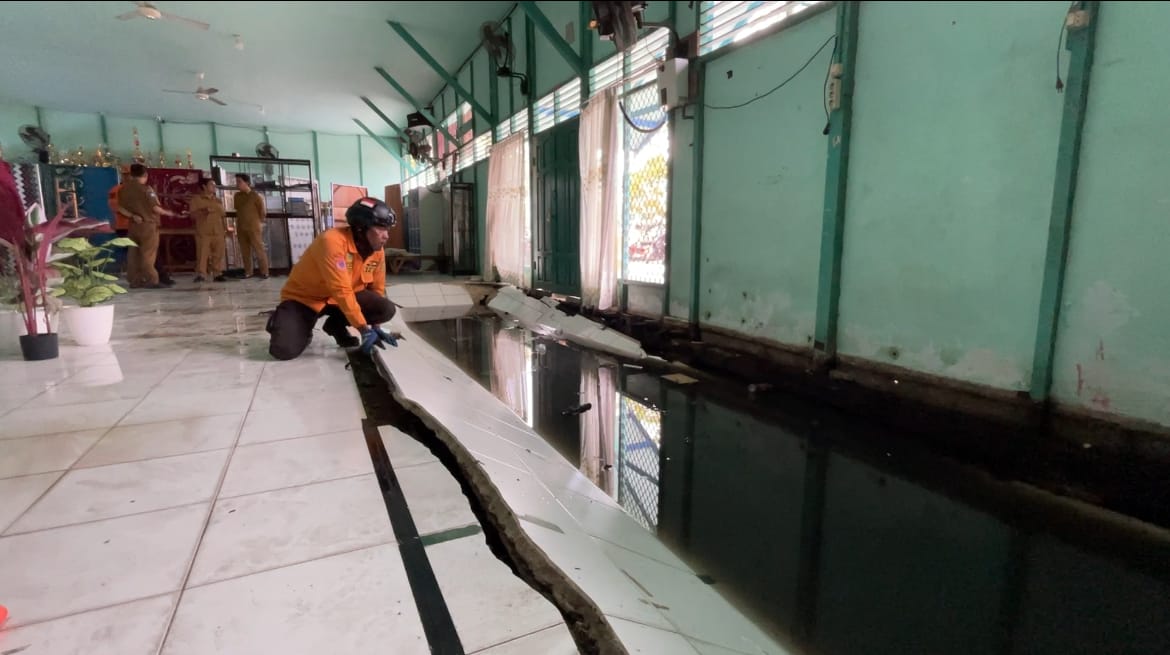 AMBRUK: Lantai SMA Negeri 7 Banjarmasin mendadak ambruk, Senin (9/9). (Foto: Riyad Dafhi Rizki/Radar Banjarmasin)