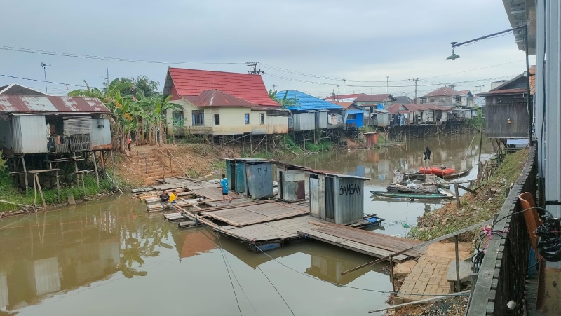 DIGABUNG: Warga Desa Tunggul Irang, Martapura menyatukan tiga jaban apung untuk jadi jembatan penyebrangan jemaah haul wali lima