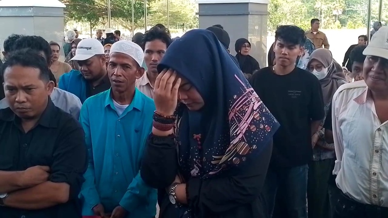 PUNYA NYALI: Amalia Wahyuni mengadukan perilaku Kadisdikbud Kalsel, Muhammadun bersama puluhan massa di Kantor Gubernur Kalsel beberapa waktu lalu.
