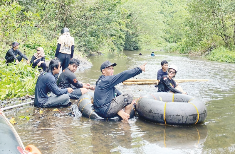 BERSIHKAN JALUR: Panitia pelaksana didampingi Bumdes Pipitak Jaya bersama Federasi Arung Jeram Indonesia (FAJI) dan Mapala Meratus UIN Banjarmasin membersihkan sungai.