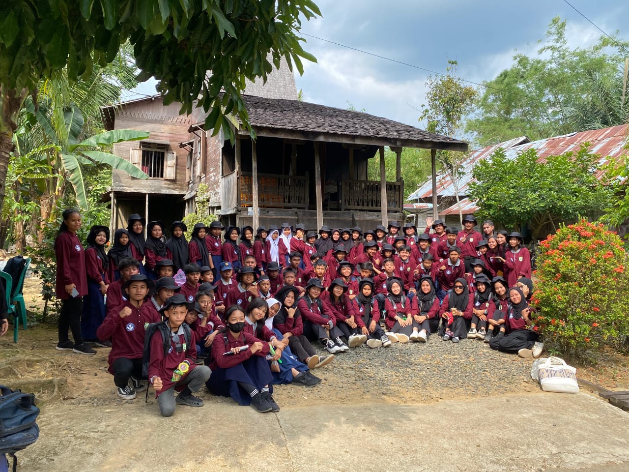 ANTUSIAS:Para siswa SLTP Kabupaten antusias mengikuti kegiatan jelajah cagar budaya yang diinisiasi Disdikbud Balangan.(Foto:Habibi untuk Radar Banjarmasin)