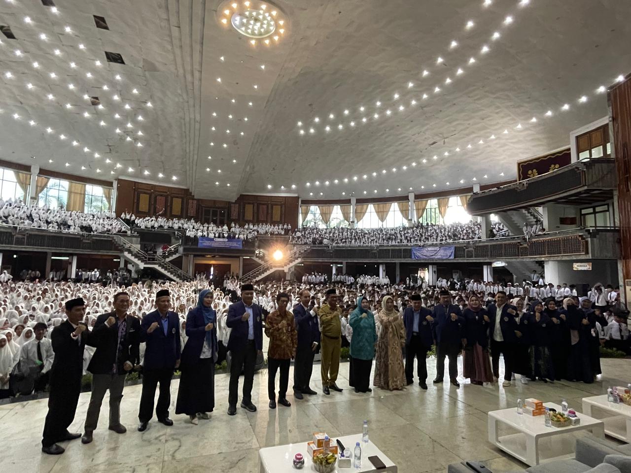 HADIR: Hj Raudatul Jannah atau akrab disapa Acil Odah terlihat hadir di PKKBM Uniska