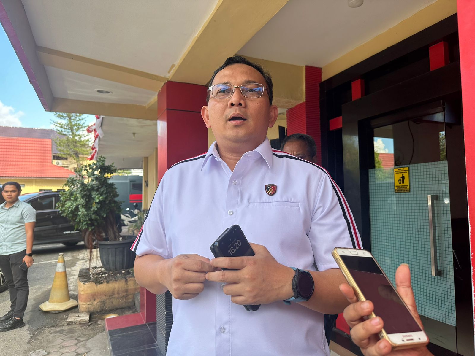 BERI KETERANGAN:Dirkrimum Polda Kalsel, Kombes Pol Erick Frendriz membenarkan pihaknya menerima laporan dugaan pengancaman, Selasa (10/9/2024).(Foto:Muhammad Oscar Fraby)