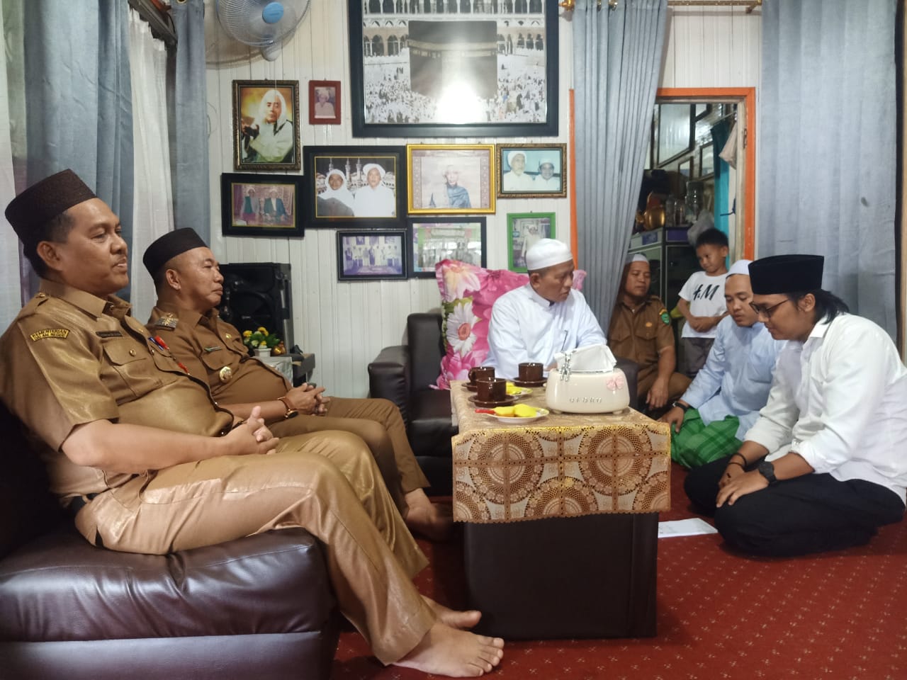 PERDANA:Guru Hasnan mendapatkan giliran pertama pelayanan kesehatan program Home Care Healthy oleh Pemkab Tapin.(Foto:Rasidi Fadli/Radar Banjarmasin)