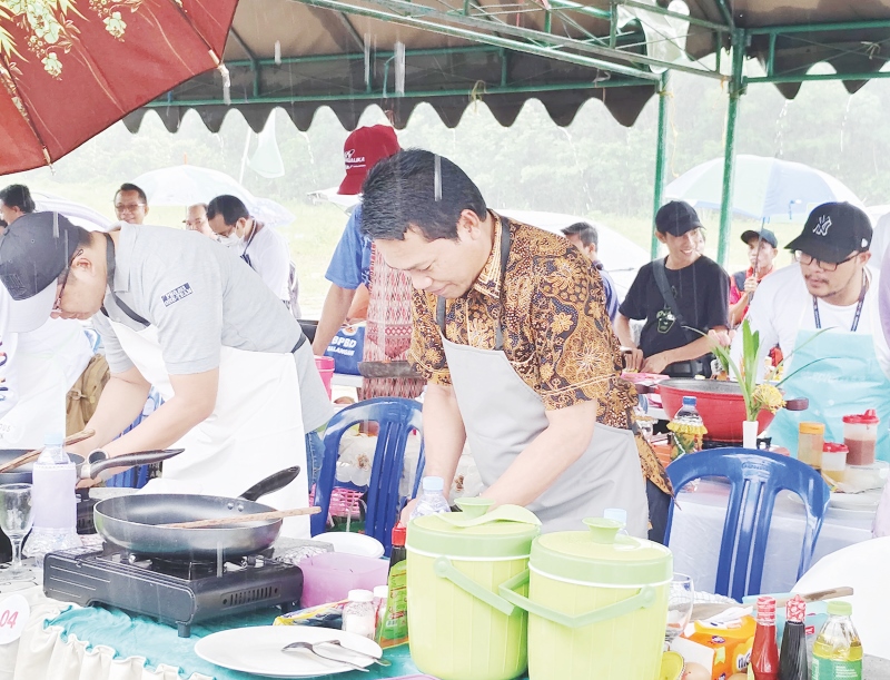 LET HIM COOK!: Petahana Bupati Balangan, H Abdul Hadi memasak di salah satu momen hari jadi Kabupaten, beberapa waktu lalu.